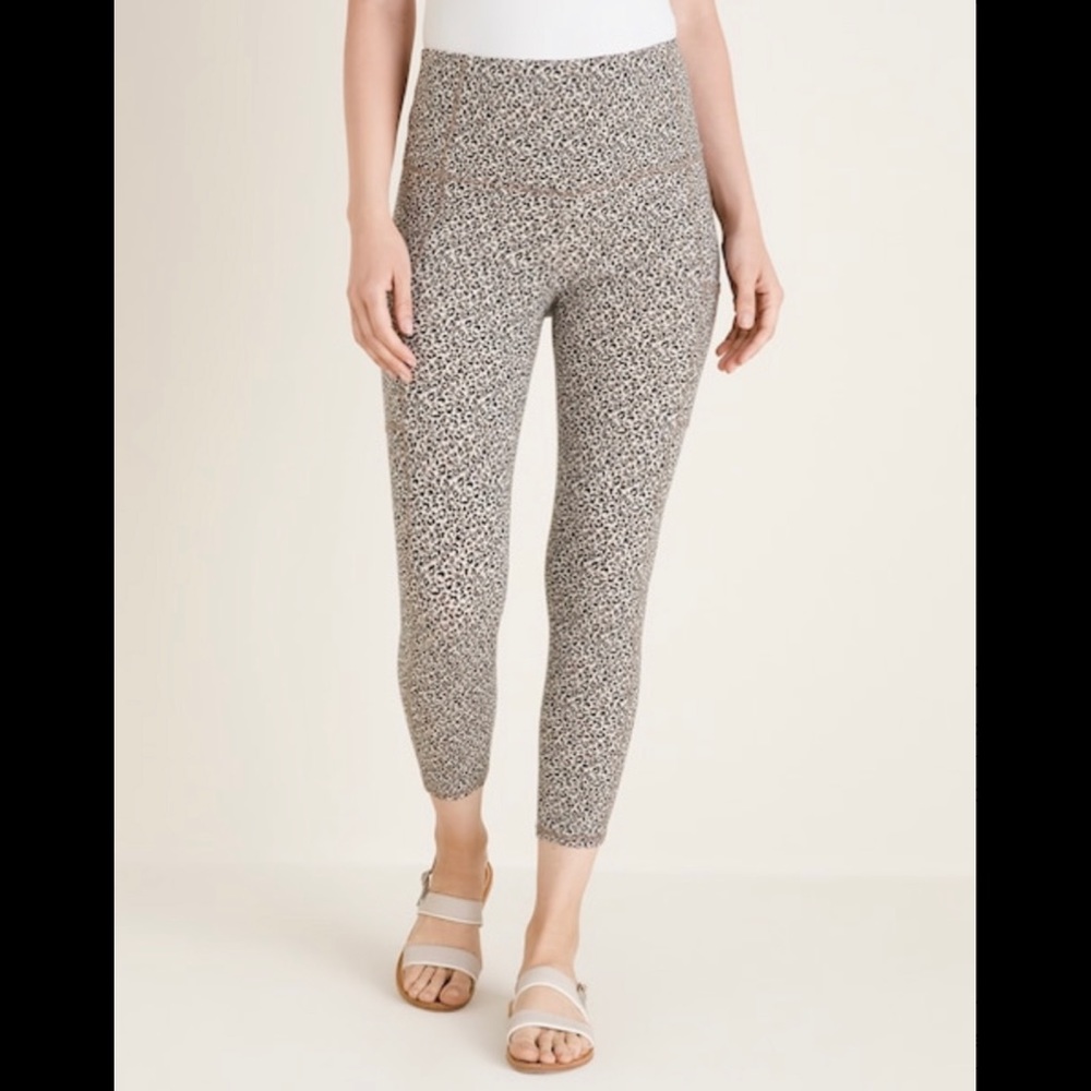 NWT Chico's Size 0 Zenergy So Slimming Crop Pocket Leggings